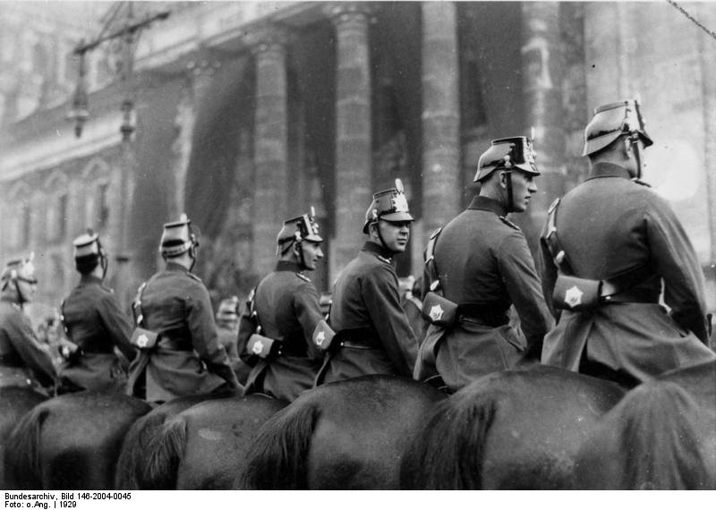 Berlin, Reichstag, berittene Polizei.jpg