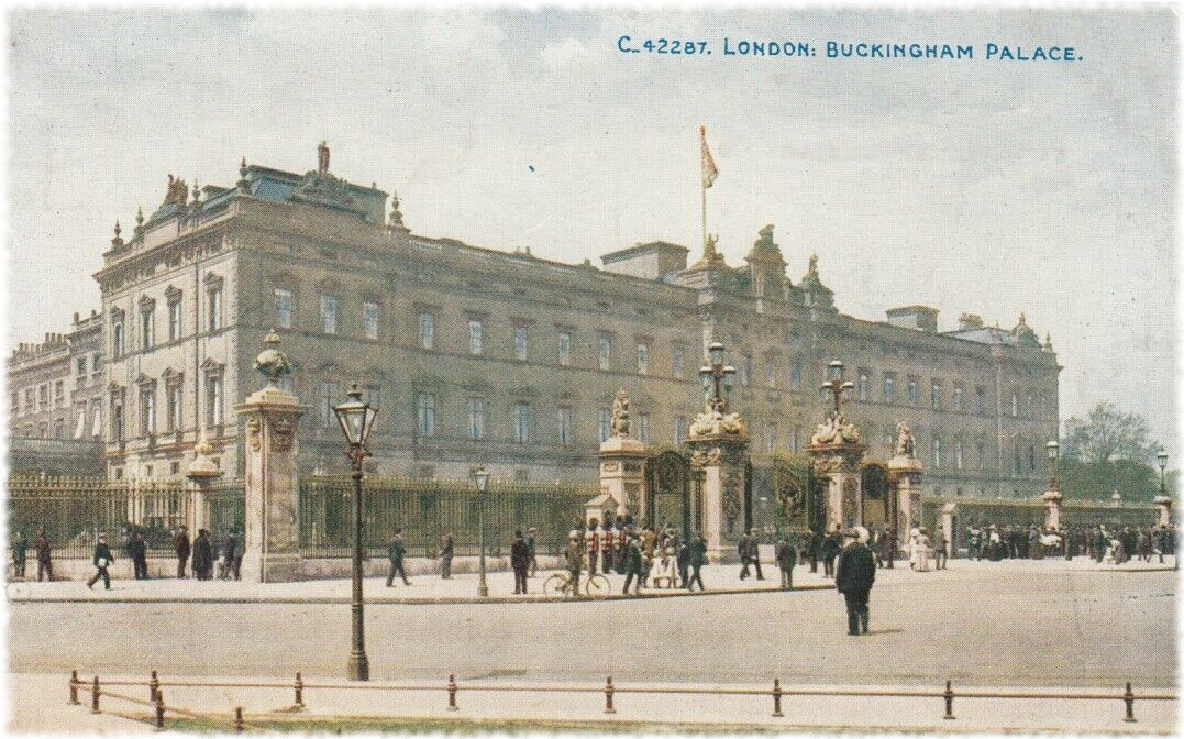 Buckingham Palace 1900.jpg