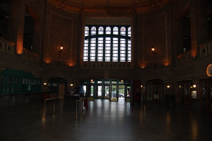Entrance hall gare du palais.jpg