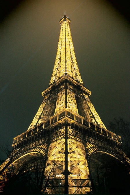 Eiffel tower by night.jpg