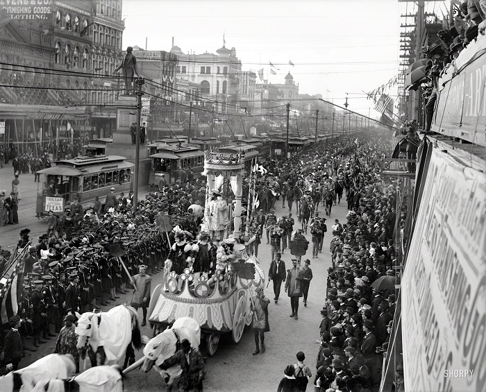 Mardi Gras procession on Canal Street 1900.jpg