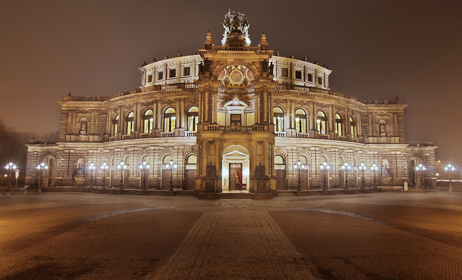 Semperoper Dresden at night.png