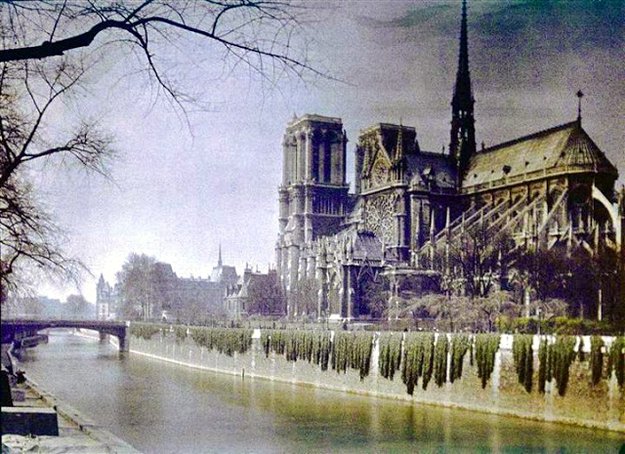 Paris Notre Dame 1900.jpg