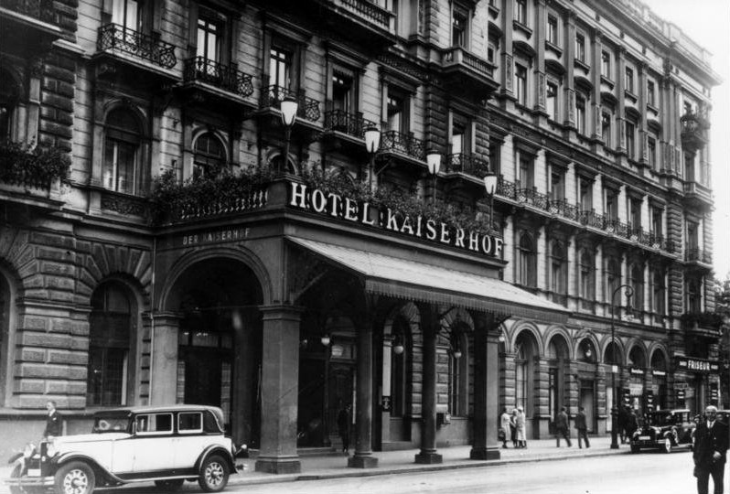 Hotel Kaiserhof 1932.jpg