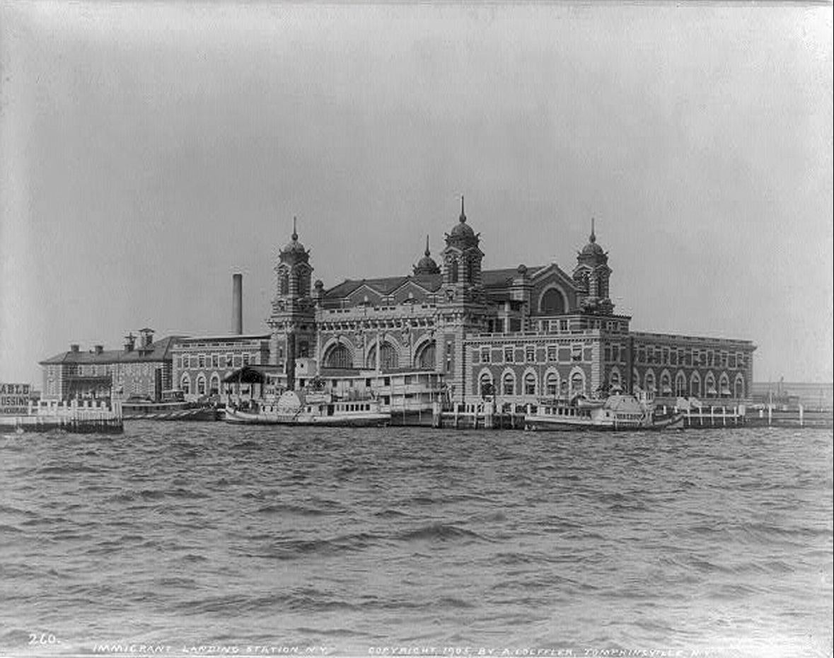 Ellis Island in 1905.jpg