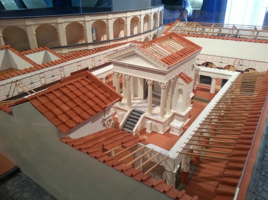 Model of the Tempio di Iside.jpg