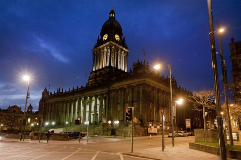 File:Leeds town hall night.jpg