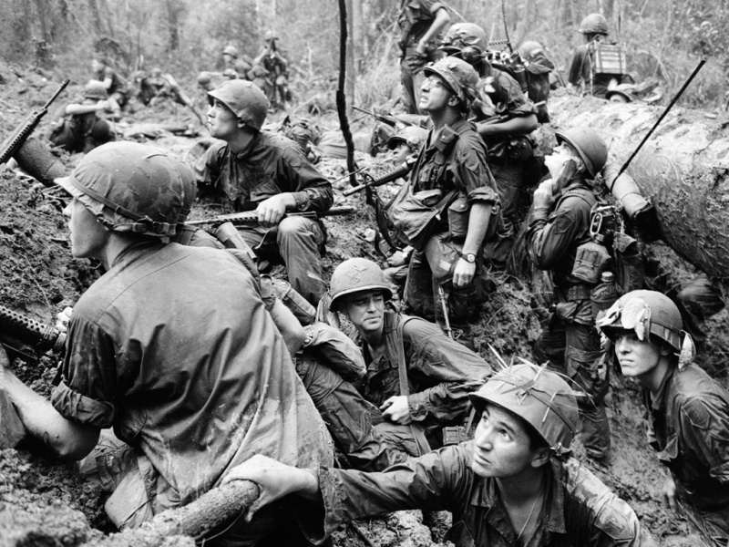 File:Vietnam-soldiers-crater.jpg