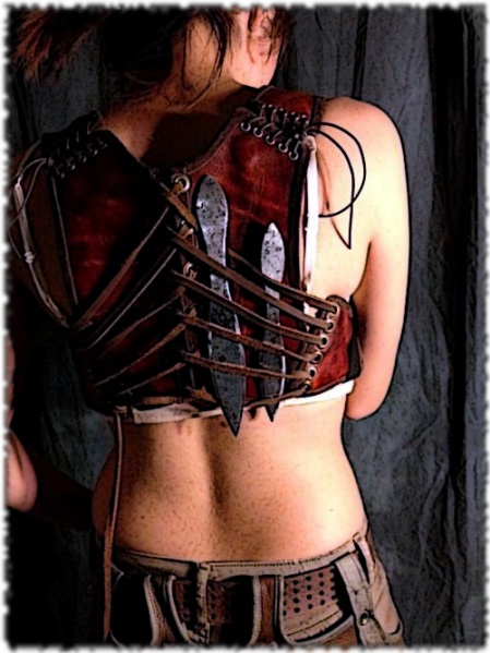 File:Knife-thrower Saskia.jpg